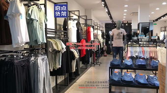 快时尚男装货架摆设图片 铁木结合男装货架新款实拍图