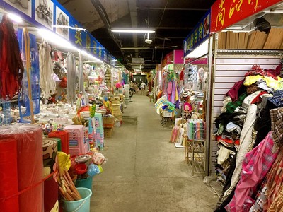 青岛人的一天，从早市开始 城市记忆里的皮革烟火