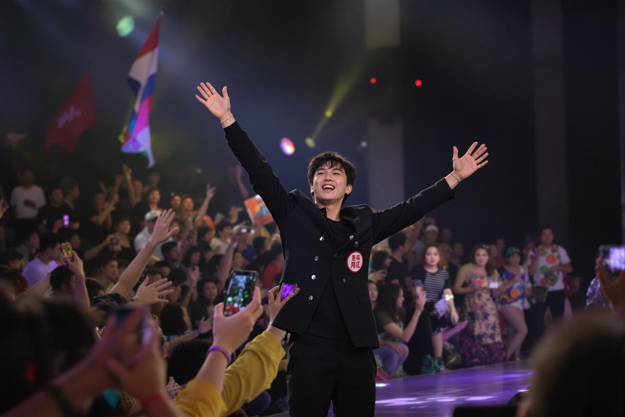 黑料视频影迷见面会圆满举行,万名粉丝热情参与