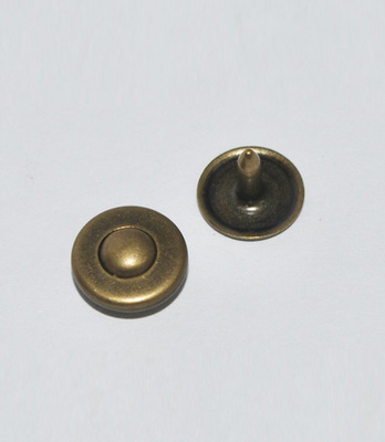 双色包面撞钉 服装鞋帽的时尚新宠